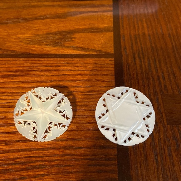 Vintage star shell brooches - Picture 1 of 2